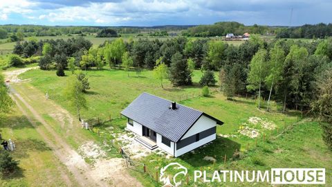 Zo'n aanbieding Alleen bij Platinum House ! Oppervlakte huis: 99,95 m2 Landoppervlak : 1000 m2 Platinum House Real Estate Office biedt te koop een gelijkvloers vrijstaand huis aan in de staat van een ontwikkelaar in Bobrowice 15 km van Krosno Odrzańs...
