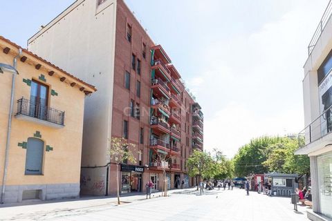 Découvrez cette propriété spectaculaire à vendre sur la Rambla de Mollet del Vallès, située au coeur du centre urbain, offrant un emplacement inégalé avec un accès à tous les services et commodités à portée de main. Cet appartement lumineux a un desi...