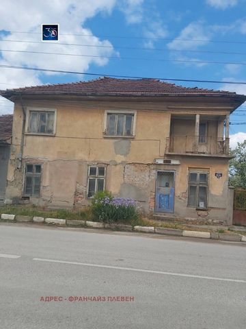Agentschap 'Adres' onroerend goed biedt een woning te koop aan met een oppervlakte van -510 m². in het dorp Milkovitsa, gelegen in de nabijheid van het centrum van het dorp. Er zijn 2 woongebouwen in het pand. Een daarvan is een oud huis / trimmerbal...