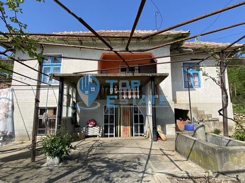 Top Estate Real Estate vous propose une maison en briques de deux étages avec vue panoramique dans le village de Gorski dolen Trambesh, région de Veliko Tarnovo, situé à 13 km de la ville de Smolyan. D. Oryahovitsa, à 20 km de la ville d’Oryahovitsa....