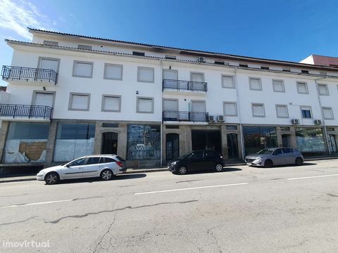 Oportunidade para adquirir este apartamento T3 com uma área total de 106 metros quadrados, situado no centro de Valpaços, no distrito de Vila Real.Apartamento em boas condições, situado no 3º piso do edifício, sendo composto por hall de entrada, 3 qu...