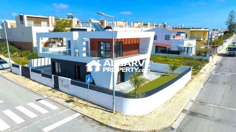 Located in Olhão. Located in the fishing town of Olhão, known for its fishing art and wonderful restaurants, this modern newly-built villa on a plot of land of 364 sq.m. and a built-up area of 176 sq.m. offers the comfort and quality you are looking ...