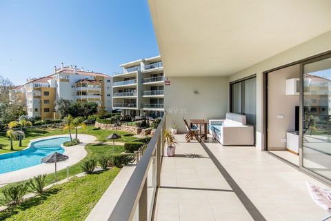 Apartment with 3 bedrooms inserted in the Oasis Mar Condominium. A Private Condominium of Contemporary Architecture, Bold and Innovative and, very safe, located in Praia dos 3 Castelos. It is located on the 1st floor and comprises: Entrance Hall, Ope...