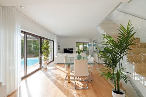 This beautiful 3+1 bedroom semi-new villa for sale in Aldeia de Juso offers a modern and comfortable living experience in one of the most sought-after areas of Cascais. Recently built and still with a construction guarantee, this house is spread over...