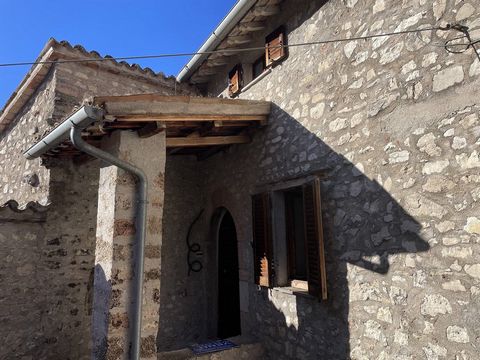 In het charmante dorpje Caso, een van de pittoreske gehuchten van Sant'Anatolia di Narco, bieden wij een deel van een stenen huis te koop aan, perfect voor diegenen die dromen van een tweede huis in de bergen. Het pand, een authentiek hemel-en-aarde ...