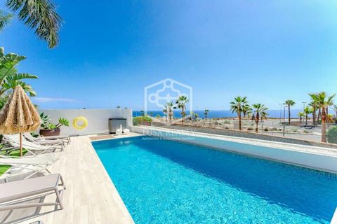 Una splendida villa a Caleta Golf, situata nel Golf de Costa Adeje, di fronte all’oceano e a soli 5 minuti a piedi dalla spettacolare spiaggia incontaminata! La casa ha un bellissimo giardino con piante mature e piscina riscaldata, con vista sul golf...