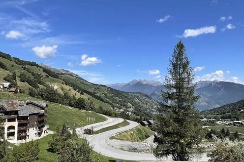 El apartamento está completamente reformado. Tiene 2 dormitorios y tiene capacidad para 4 personas. Está situado en la aldea de La Forêt. Está clasificado 3 estrellas en alojamiento turístico amueblado. Se encuentra a 5 minutos de las clases ESF y de...