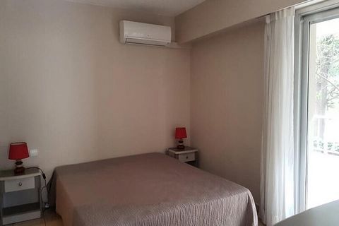 Dit ruime tweekamerappartement met airconditioning biedt een comfortabel verblijf voor maximaal 4 personen, met 2 eenpersoonsbedden in de woonkamer en een tweepersoonsbed in de slaapkamer. Het beschikt over alle essentiële voorzieningen voor een onts...