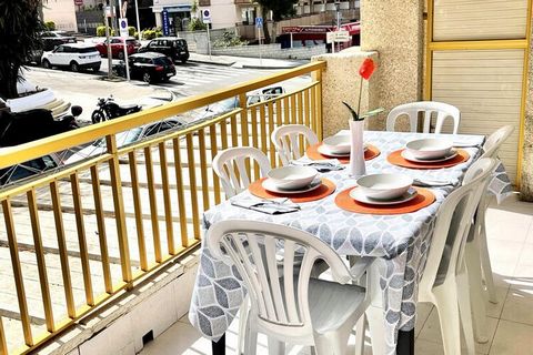 Apartamenty CATALUÑA 92 są idealne na spędzenie wakacji w centrum Salou i niedaleko plaży. Apartament przeznaczony dla 6 osób, blisko głównych sklepów, restauracji, kilka metrów od przystanków autobusowych, taksówek, supermarketów i aptek. Kilka metr...