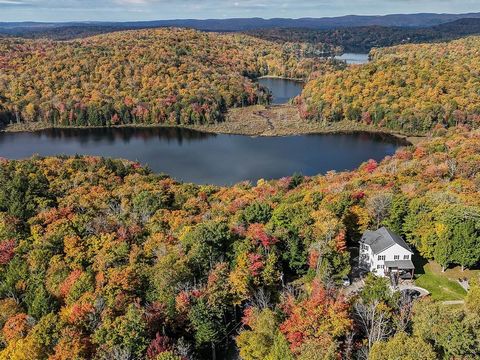 Entdecken Sie diese Immobilie in St-Sauveur, die sich in einer ruhigen Gegend am Ende einer Sackgasse befindet. Mit Zugang zum Leonardsee und einem atemberaubenden Blick auf das Wasser und die Berge bietet es eine kürzlich renovierte 3 1/2 Zubehörwoh...