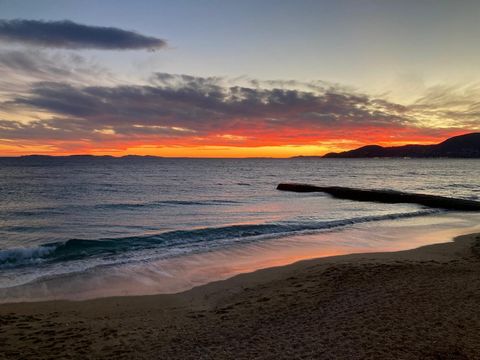 Ihre zukünftige Immobilie in La Croix-Valmer: Eine außergewöhnliche Lage im Golf von Saint-Tropez! In einer der begehrtesten Gegenden von La Croix-Valmer gelegen, genießt dieses Anwesen eine einzigartige Lage, nur einen kurzen Spaziergang von den Str...