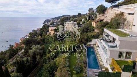 Eingebettet im Herzen eines privaten und sicheren Anwesens in Villefranche-sur-Mer, befindet sich diese moderne Villa von 330 m² mit 6 Schlafzimmern, die über alle Ebenen durch einen Aufzug verbunden sind, auf einem Grundstück von ca. 2.200 m². Mit s...