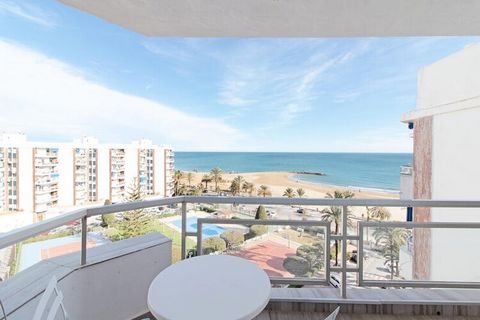 Apartament w Puerto de Sagunto ma 3 sypialnie i może pomieścić 5 osób (maks. 4 osoby dorosłe). Zakwaterowanie o powierzchni 90 m². Posiada windę, taras o powierzchni 15 m², pralkę, suszarkę do włosów, balkon, strefę dla dzieci, kort do padla, klimaty...