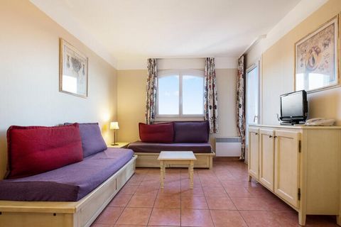 Ce charmant appartement de vacances est parfait pour une escapade relaxante, pouvant accueillir confortablement jusqu'à 6 personnes. Il dispose de deux chambres confortables : une avec un lit double et l'autre avec deux lits simples, ainsi qu'un cana...