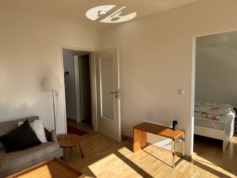 Die Wohnung gliedert sich in einen Wohnraum von ca. 16 qm sowie einen angrenzenden Schlafraum von ca. 9 qm. Sie ist mit Duschbad und Einbauküche ausgestattet. Im Eingangsbereich befindet sich ein Kleiderschrank mit Abstellmöglichkeiten. Die Räume sin...