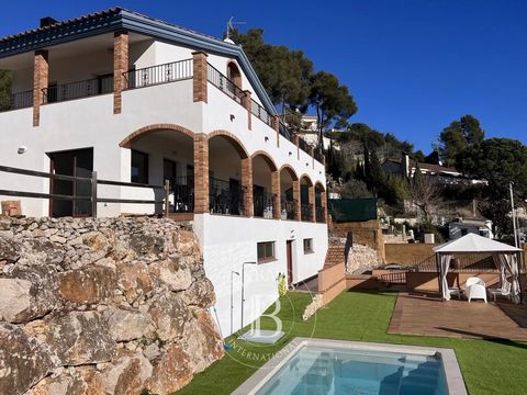 BARNES Maresme presenta esta fantástica casa independiente con licencia turística de 4 plantas en el Maresme. Casa de 469 m² totalmente reformada que está integrada en una parcela de 1.020 m² con vistas espectaculares al mar. La propiedad construida ...