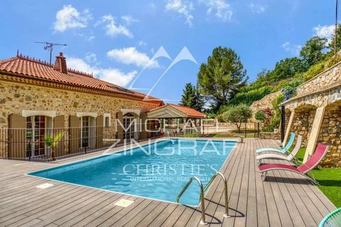 Situated on a perfectly exposed hillside in a dominant position, this villa offers a total of around 300 sqm of living space on 1923 sqm of land. Its distinctive feature lies in the amount of space it provides: the cathedral-shaped main living room o...