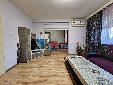 Top Estate Real Estate bietet Ihnen ein möbliertes, solides zweistöckiges Haus mit Garage in Sofia. Strazhitsa, Region Veliko Tarnovo. Das Haus hat eine bebaute Gesamtfläche von 170,46 m², monolithische Bauweise mit Betonplatten zwischen den Etagen, ...