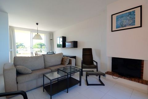 Apartament en Pals posseeix 2 dormitori(s) i capacitat per a 4 persones. Allotjament de 73 m², amb vistes al mar. Es troba a 20 m de la platja de sorra, 500 m del camp de golf, 4 km del supermercat, 5 km de la ciutat. Disposa de terrassa, accés inter...