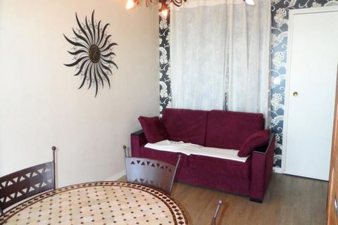 Ta urocza kawalerka, zlokalizowana na 3 piętrze nadmorskiej rezydencji, przeznaczona jest dla 2 osób. W salonie znajduje się rozkładana sofa o wymiarach 140x190 i telewizor, a duże okna wychodzą na balkon, z którego roztacza się zapierający dech w pi...