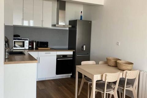 Przytulny apartament T2, zlokalizowany na drugim pi?trze rezydencji bez windy, oferuje wygodn? przestrze? dzienn? z rozk?adan? sof? (140*190cm), telewizorem i czteroosobowym sto?em. W sypialni znajduje si? podwףjne ?ף?ko (160*200cm) oraz szafa. Miesz...