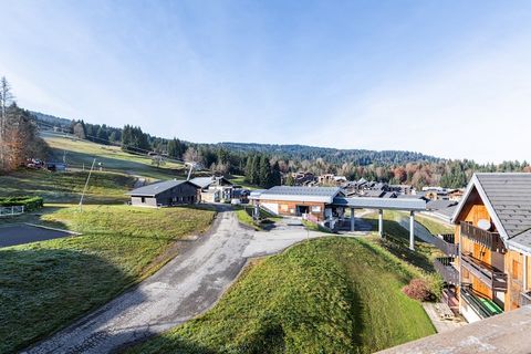 Cette charmante maison de vacances offre un refuge confortable avec un grand espace pour les familles ou les groupes. Elle dispose d'un couchage confortable, de plusieurs chambres, d'une salle de bain privée et de toutes les commodités nécessaires po...