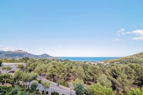 De Residence Le Hameau de Cap Esterel - maeva Home verwelkomt u op 9 km van Saint Raphael, met uitzicht op de Middellandse Zee en de baai van Agay. Deze residentie is gelegen in de dorpsclub van Cap Esterel, samengesteld als een echt dorp met een eig...