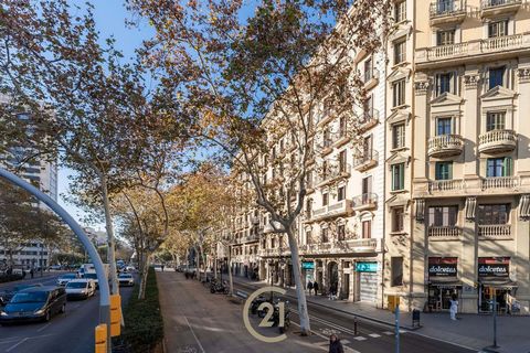 Impresionante y amplio piso en elegante Finca Regia, ubicado en la zona Dreta L'Eixample, muy cerca de la Sagrada Familia, Segundo piso con ascensor y elevador para personas con discapacidad. Está distribuido en seis habitaciones, dos baños y un aseo...