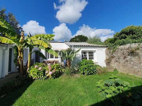 Im Herzen von Pont-l'Abbé, in unmittelbarer Nähe der bemerkenswertesten Sehenswürdigkeiten und Geschäfte, bietet dieses elegante Haus aus den vierziger Jahren, das im Laufe der Zeit erweitert wurde, einen herrlichen Blick auf den Fluss Pont-l'Abbé, d...