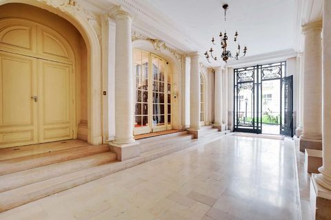 Studio moderne dans un bel immeuble haussmannien avec vue sur la Tour Eiffel