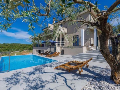 Diese elegante Villa befindet sich in einem ruhigen Dorf in der Nähe von Novigrad und bietet einen atemberaubenden Panoramablick auf das Meer und die umliegende Natur. Die Immobilie liegt in einer ruhigen Straße und ist ideal für Erholungssuchende od...