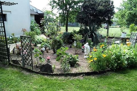 Gemütliche und funktionale Wohnung im 1. Stock eines Nebengebäudes zum Haupthaus mit Zugang zum Garten vom Erdgeschoss. Der unabhängige Eingang ist keine elektrische Barriere. In einem typischen Limousin-Dorf gelegen à 20 Minuten von Limoges (87) und...