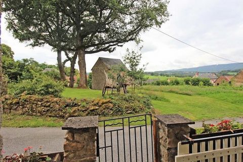 Le Montheil is een klein bloemrijk gehucht dat uitkijkt over de Monts d'Ambazac en vrij zicht biedt op het bosrijke en groene landschap. Het huis gelegen vlakbij dat van Jenny en Peter heeft 2 gîtes. Het is een ideale uitvalsbasis voor het ontdekken ...