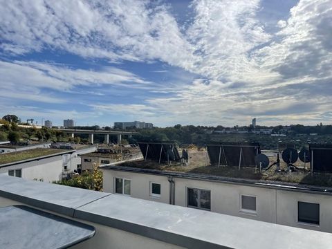 Hier wordt u een prachtig gelegen tussenwoning aangeboden, uit 2008. Het huis is gelegen in een puur woonwijk, iets verhoogd, met een prachtig uitzicht. Ik mocht dit huis in de zon ontdekken en kan daarom met overtuiging zeggen dat het huis wordt ove...