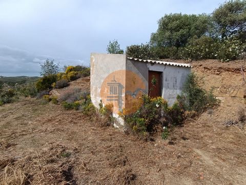 Terrain de 26 120m², entre Rio Seco et Pisa Barro, Castro Marim - Algarve. Proche de l’eau et de l’électricité publique. Terrain avec beaucoup d’arbres, caroubiers. Terrain avec un bon accès. Vue imprenable sur les montagnes de l’Algarve. Possibilité...