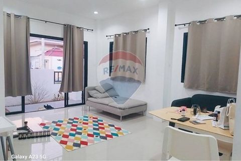 Locatie: Plai Laem , Koh Samui Perceel grootte: 162 m² Bebouwde oppervlakte: 120 m² Eigendomsakte: Eigendom (Chanote) Vraagprijs: 3,700,000 THB RE/MAX ID: RE001-2323 Toplocatie eengezinswoning, op slechts 5 minuten van het strand. Het huis heeft een ...