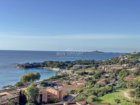 Het bureau Le Bon'Appart biedt te koop aan in de stad Ajaccio, route des sanguinaires, residentie Santa Lina, op 200 meter van het strand van Marinella, de blote eigendom van deze grote F1 van ongeveer 40 m2 met een prachtig uitzicht op zee, gelegen ...