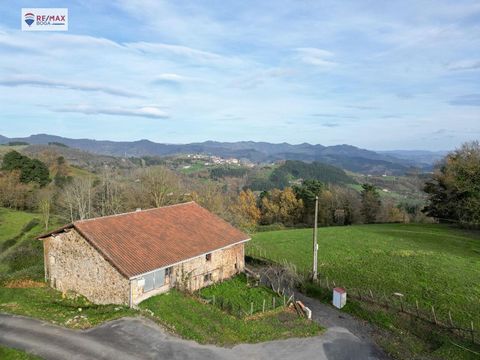 A stone farmhouse with approximately 10 hectares of land for sale is ideal for both those looking to start an agricultural or livestock business and for those who want to enjoy the tranquility of the countryside in a charming home. The farmhouse, tra...