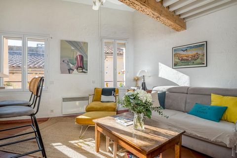 We have an apartment that might interest you, right in the city center of Cassis, a very sought-after location.... This is a stunning duplex on the 2nd and top floor, with no condominium fees. With a surface area of 51.5 m² Loi Carrez, this apartment...