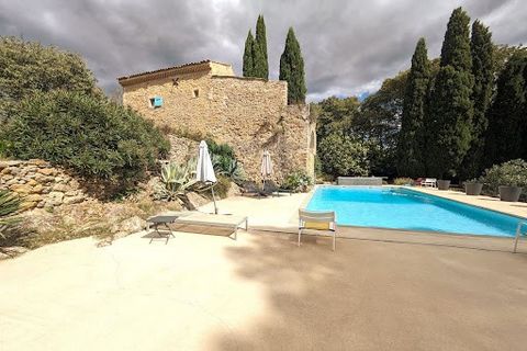 Wunderschönes Bauernhaus aus dem 17. Jahrhundert am Rande der Ardèche, dessen Authentizität und Renovierung eine Freude sind; Eine Umgebung mit atemberaubendem Blick auf den Mont Bouquet, die Ausläufer der Cevennen und den Mont Lozère. Diese Residenz...