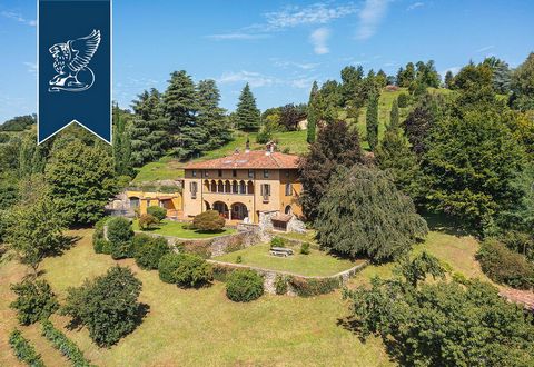 Majestueuse résidence d'époque non loin des localités les plus renommées du lac d'Iseo. Cette prestigieuse demeure historique est à vendre. La propriété de luxe est entourée par la verdure d’un grand parc privé de 6700m², composé en partie ...