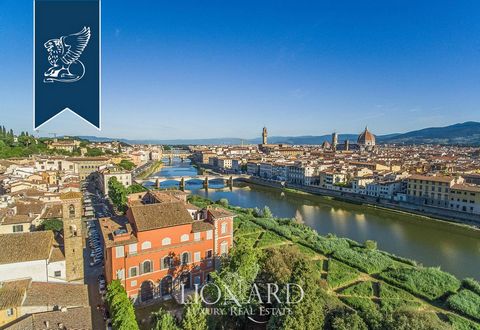 Questo prestigioso attico di 260 mq con splendida terrazza di circa 26,5 mq sorge in uno dei più importanti palazzi rinascimentali di Firenze, Palazzo Serristori, tornato al suo originario splendore grazie ad un imponente intervento di restauro dal q...