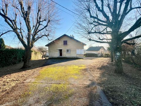 Terreno edificable de 2685 m² en Ferney-Voltaire, una oportunidad única en el corazón de una zona popular. Este terreno ofrece una vista de los Alpes, creando un entorno de vida excepcional. Clasificada como zona UGP1, tiene un coeficiente de uso del...