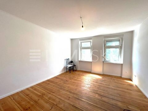 Wir präsentieren Ihnen zwei charmante Wohnungen mit Potenzial, die sowohl als Kapitalanlage als auch zur Eigennutzung interessant sind: Ein Studio, ideal für Singles oder als Einstieg in den Immobilienmarkt. Eine großzügige Drei-Zimmer-Wohnung, die m...