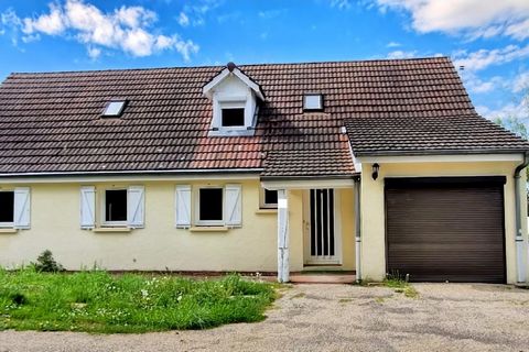 Your Bersot real estate agency Dole offers you this pleasant single-storey house in the Mont-sous-Vaudrey area. This large family home has a beautiful bright living room, a kitchen to be restored to your taste on the ground floor. Still on one level,...