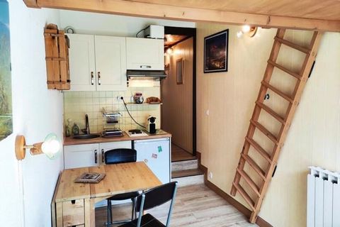 Dit gerenoveerde studio-appartement voor 4 personen is perfect voor een gezellig verblijf en beschikt over een woonkamer met een slaapbank, een bed van 140 cm op de tussenverdieping en een eethoek. Het appartement beschikt ook over een berghoek met e...