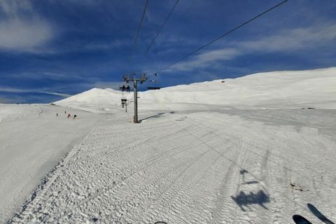 **Profitez d'une escapade confortable à la montagne dans ce studio** Ce studio est situé dans le quartier du Lay, à seulement 400 mètres du domaine skiable, offrant un accès pratique aux pistes. La résidence dispose d'un ascenseur et d'un local à ski...