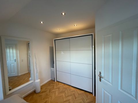 Wunderschöne Maisonette Wohnung in der Nähe vom Flughafen Köln Erstbezug nach Kernsanierung. Willkommen in dieser attraktiv geschnittenen 2-Zimmer Wohnung in Rösrath in der Nähe vom Flughafen Köln. Die Maisonette Wohnung ist ein Raumwunder und teilt ...