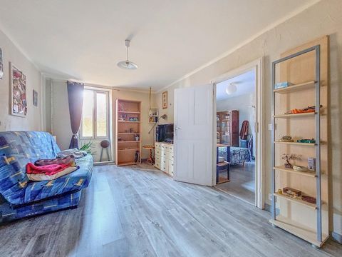 In the heart of the charming village of Saint-Étienne-Estréchoux, this T2 apartment offers a great opportunity in a quiet, pleasant environment, just 15 minutes from Bédarieux and 45 minutes from Béziers. Located on the first floor of a small three-u...