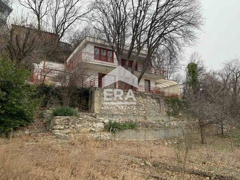 ERA Varna Trend bietet ein zweistöckiges Backsteinhaus mit herrlichem Meerblick in der Gegend von Alen Mak in der Nähe des Rai Hotels und nur wenige Meter von der Freiuniversität Varna Chernorizets Hrabar zum Verkauf an. Das Haus hat folgende Aufteil...